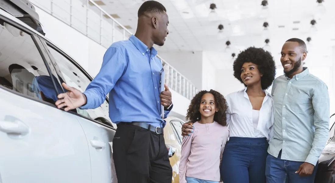 Vendedor a apresentar uma viatura a uma família