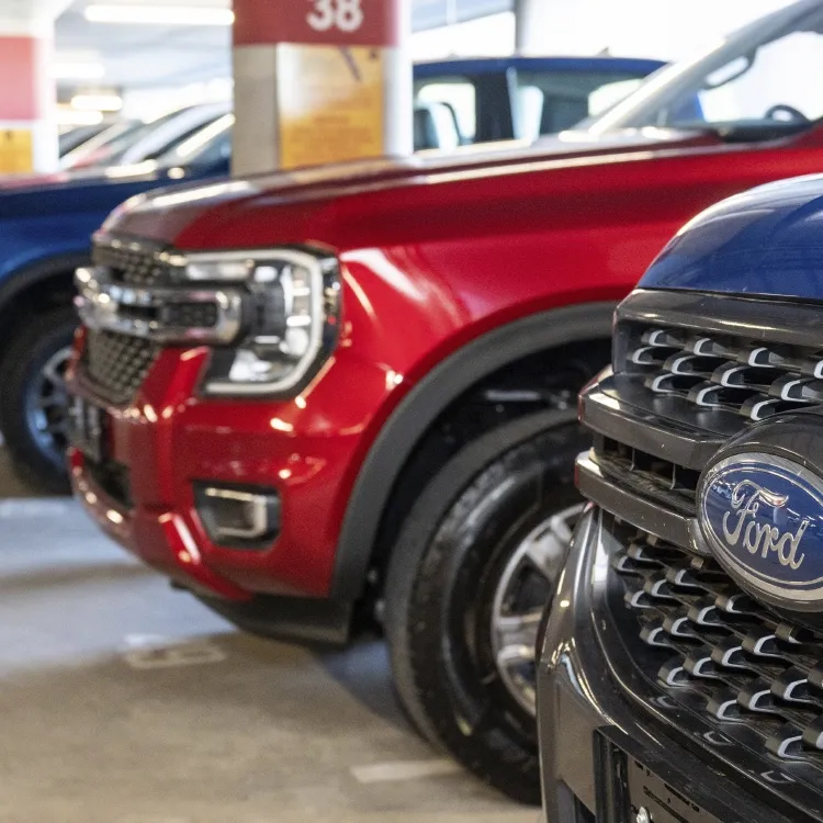 Grelha Frontal do carro com destaque no logo da "Ford"