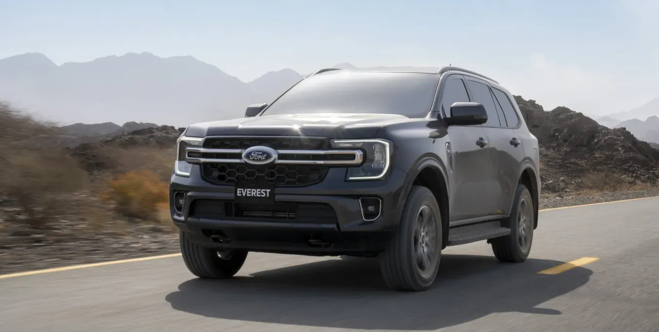 Ford Everest numa estrada a andar com alguma velocidade