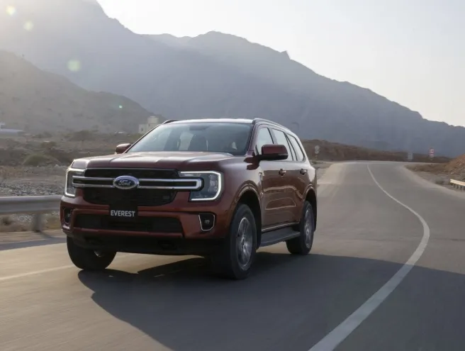 Ford Everest numa estrada ao por do sol e nas montanhas