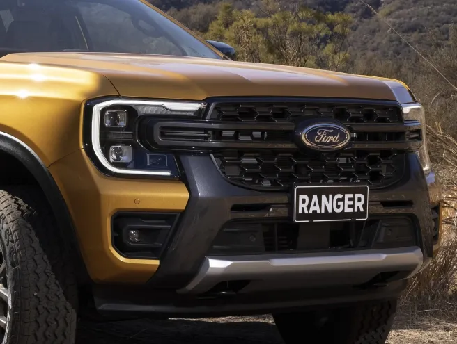 Grelha frontal da Ford Ranger com destaque no logótipo da Ford