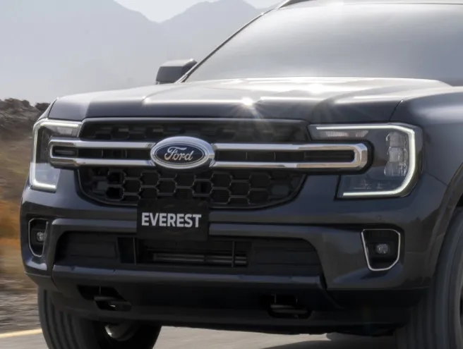 Grelha frontal com destaque para os farois em "C" e para o logo da Ford da Ford Everest XLT