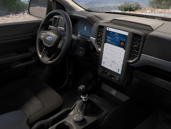 Lugar do condutor da Ford Ranger XL, com destaque no volante e no dashboard