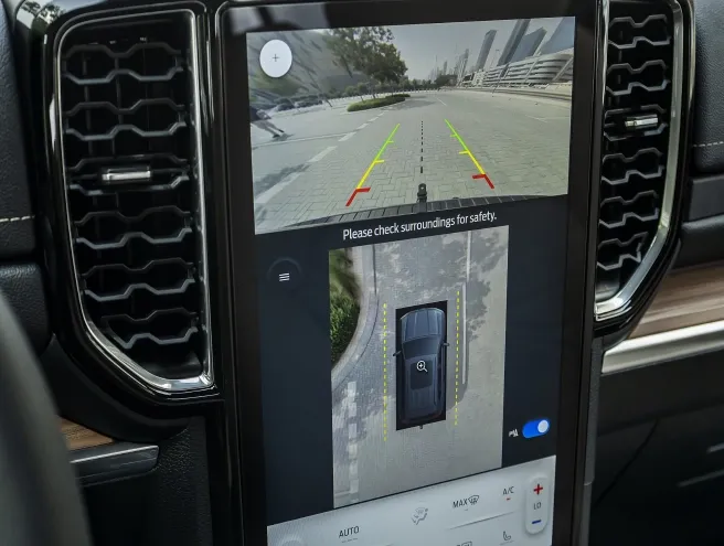 Painel central com a camara traseira e com a camara 360 em display
