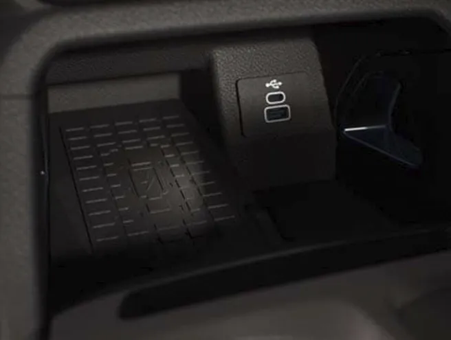 Local para carregar o telefone por indução com duas portas, uma usb-c e outra usb