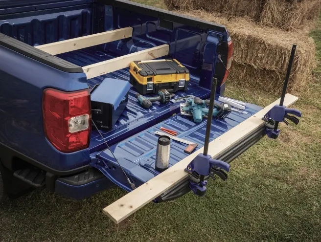 Caixa traseira da Ford Ranger cheia de materiais de construção 
