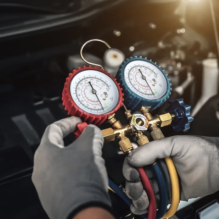 Mecanico a efetuar testes diagnósticos ao motor
