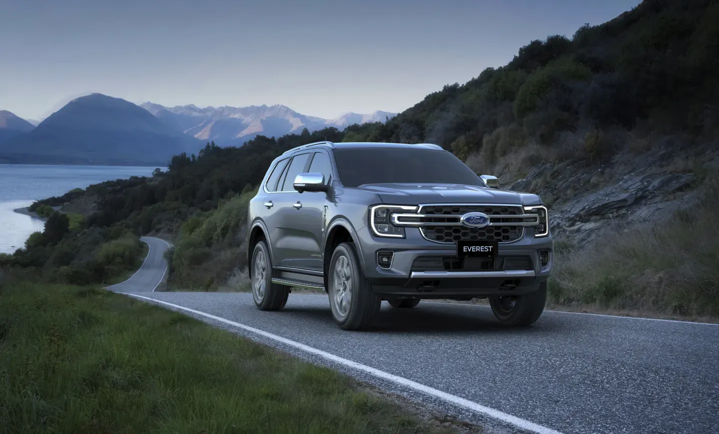 Ford Everest sur une route de montagne avec un lac en arrière-plan 