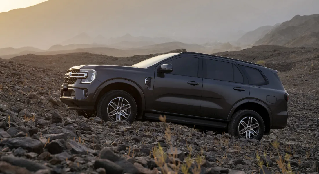 Ford Everest sur une piste de terre dans un environnement montagneux