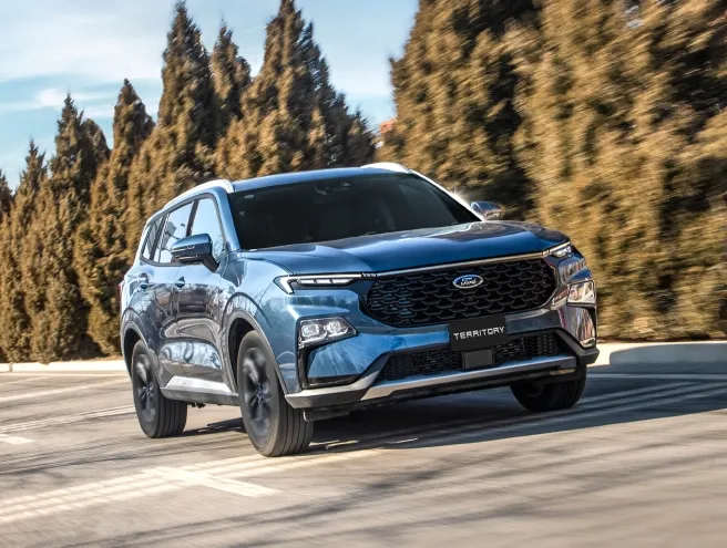 Ford Territory Ambiente sur une route de campagne en forêt