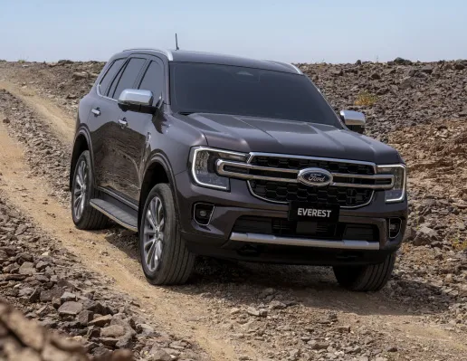 Ford Everest sur un chemin de terre