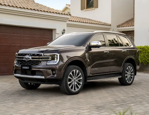 Ford Everest garée dans l'allée d'une maison