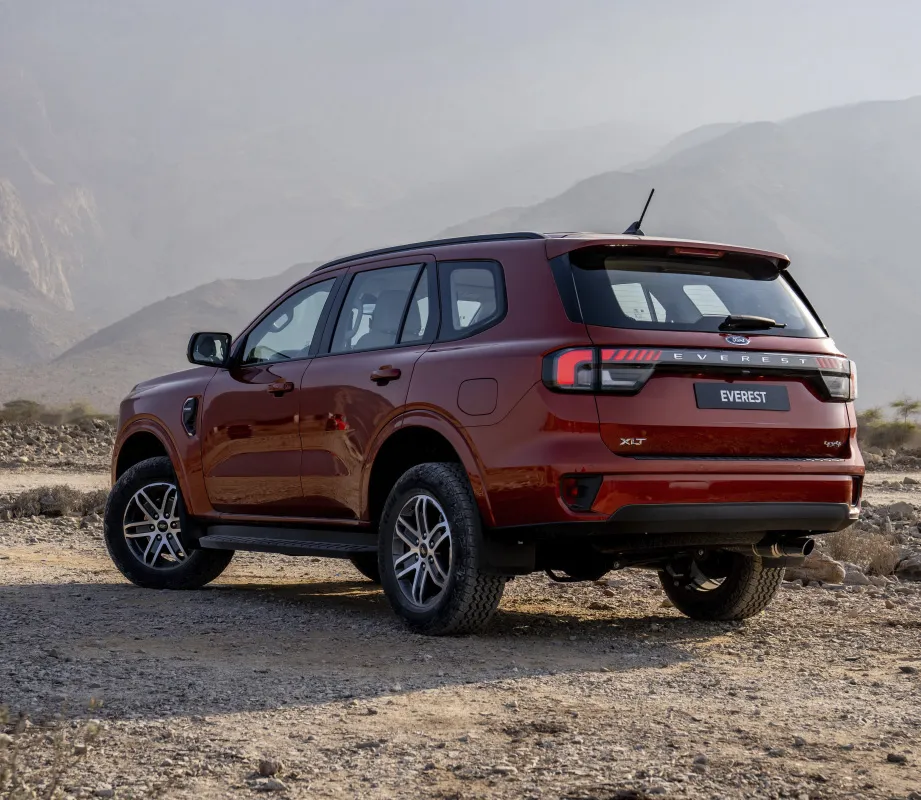 Ford Everest garée sur une montagne