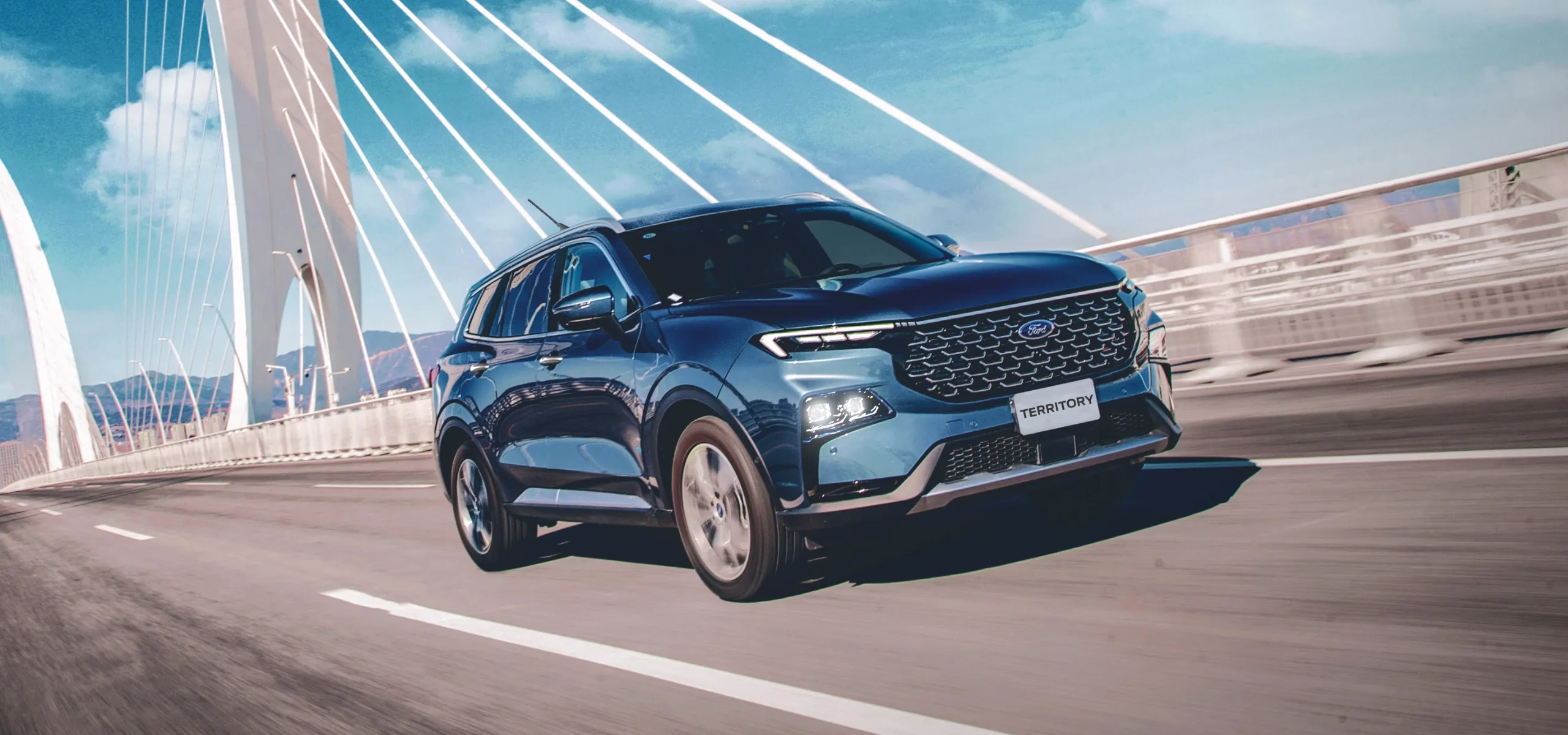 Ford Territory traversant un pont 