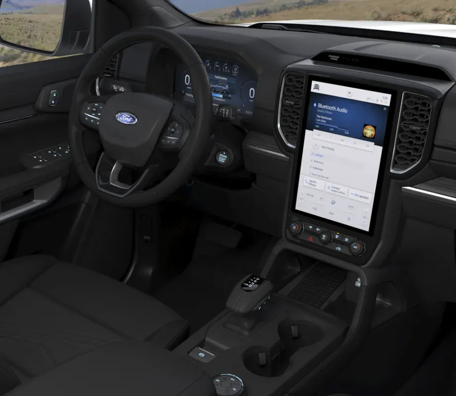 Siège du conducteur avec volant, panneau d'infodivertissement et éléments du tableau de bord 