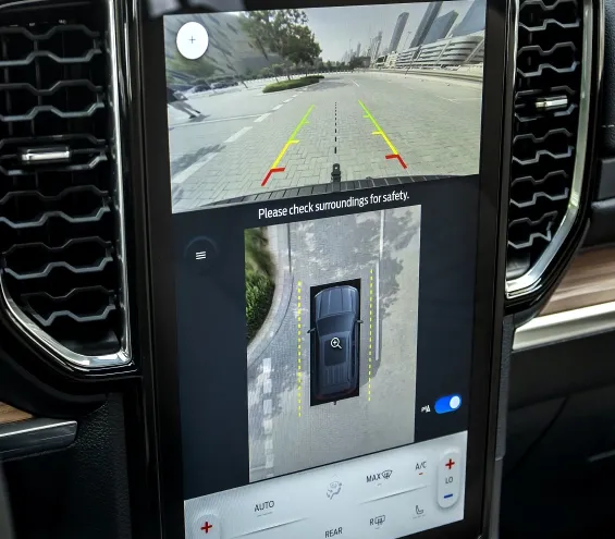 Panneau central d'info-divertissement avec caméra 360